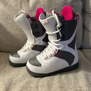 Burton Women’s White Phantom Snowboard Boots | Size 9